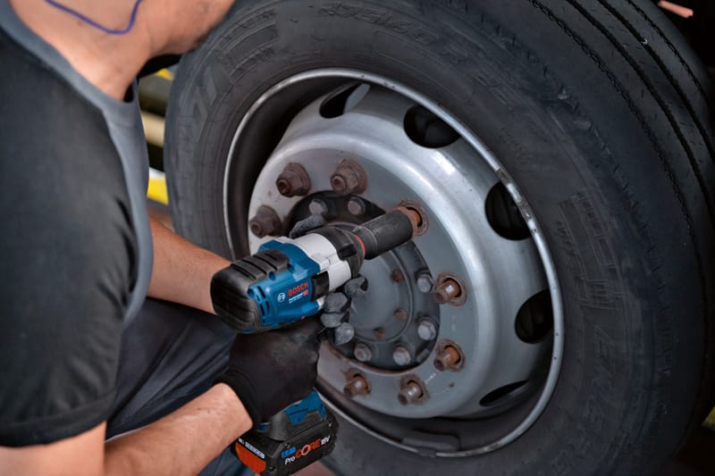 BOSCH Akku-Drehschlagschrauber GDS 18V-1050 H mit 2x Akku, Schnellladegerät, L-BOXX
