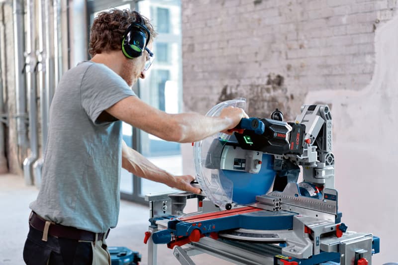 BOSCH Akku-Kapp- und Gehrungssäge BITURBO GCM18V-305 GDC