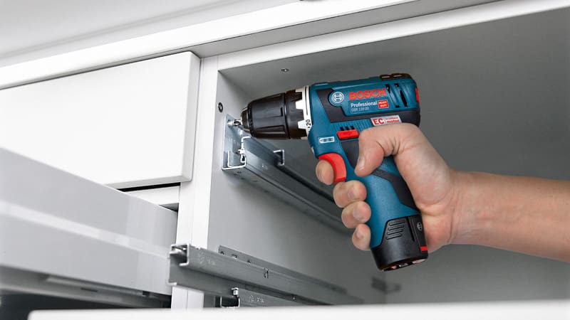 BOSCH Akku Starter-Set: 1 x GBA 12 Volt, 2.0 Ah, 1 x GBA 12 Volt, 4.0 Ah, GAL 12V-40